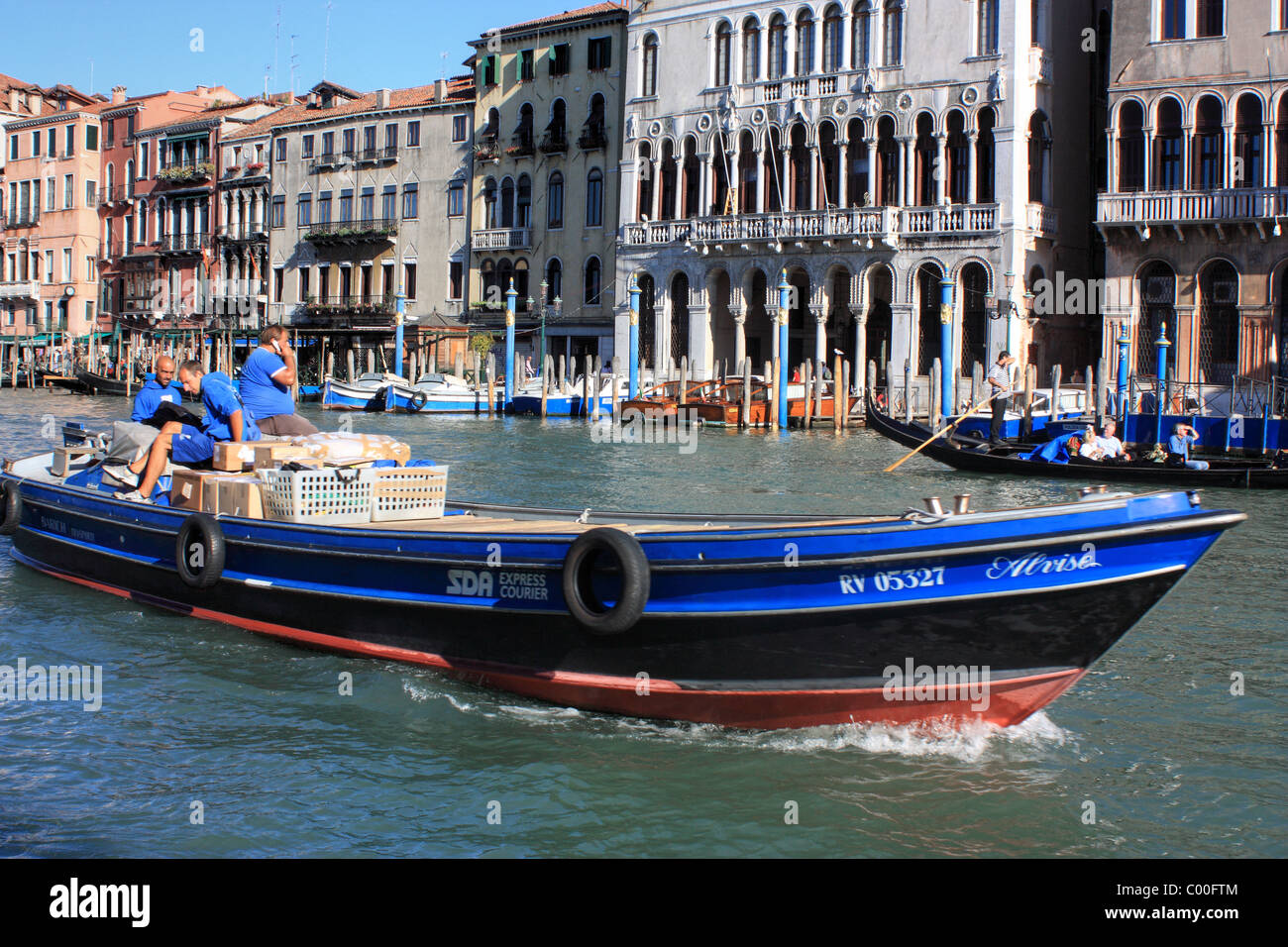 SDA Frachtboot in Venedig Stockfoto