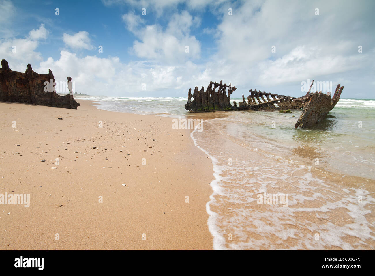 Wrack am australischen Strand während des Tages (dicky Beach, Queensland) mit interessanten Wolkenbildung im Hintergrund Stockfoto