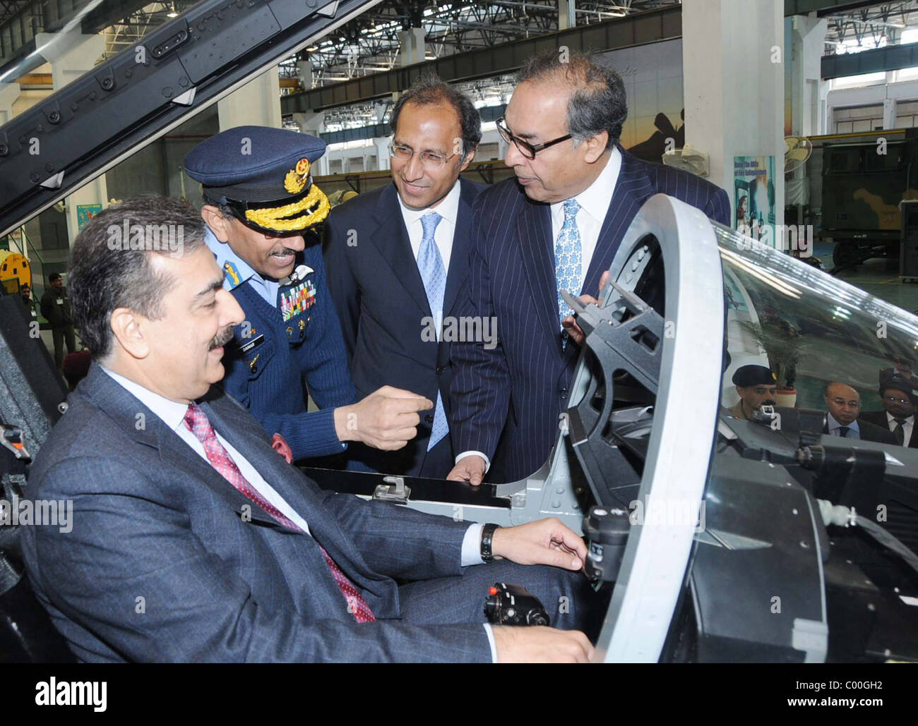Generalstabschef der Luftwaffe (PAF) der Air, Air Chief Marshal.Rao Qamar Suleman Slips der Premierminister Syed Yousuf Raza Gilani Stockfoto