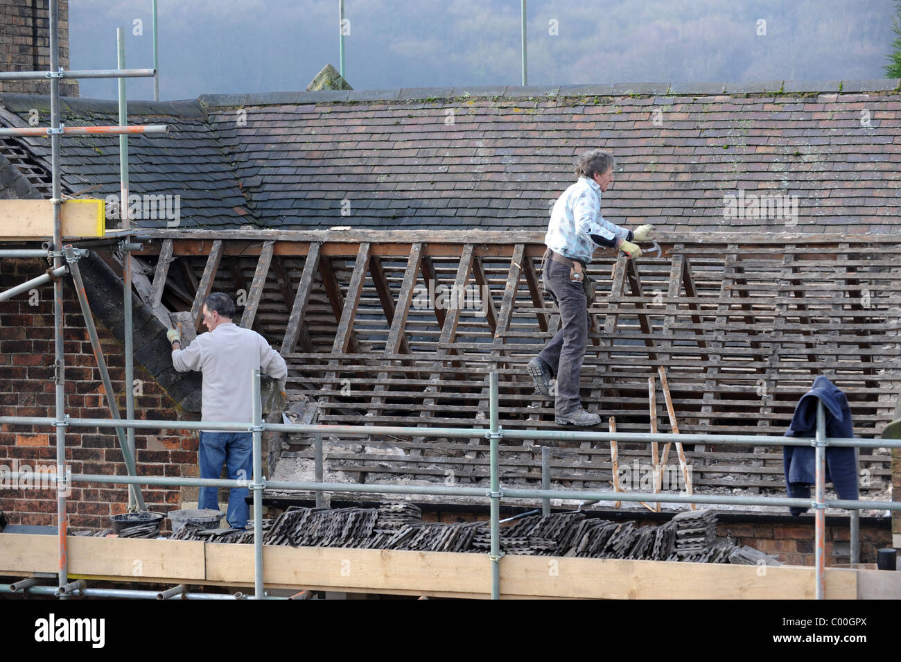 Bauherren, Reparatur Dach auf altes Haus England Uk Stockfoto