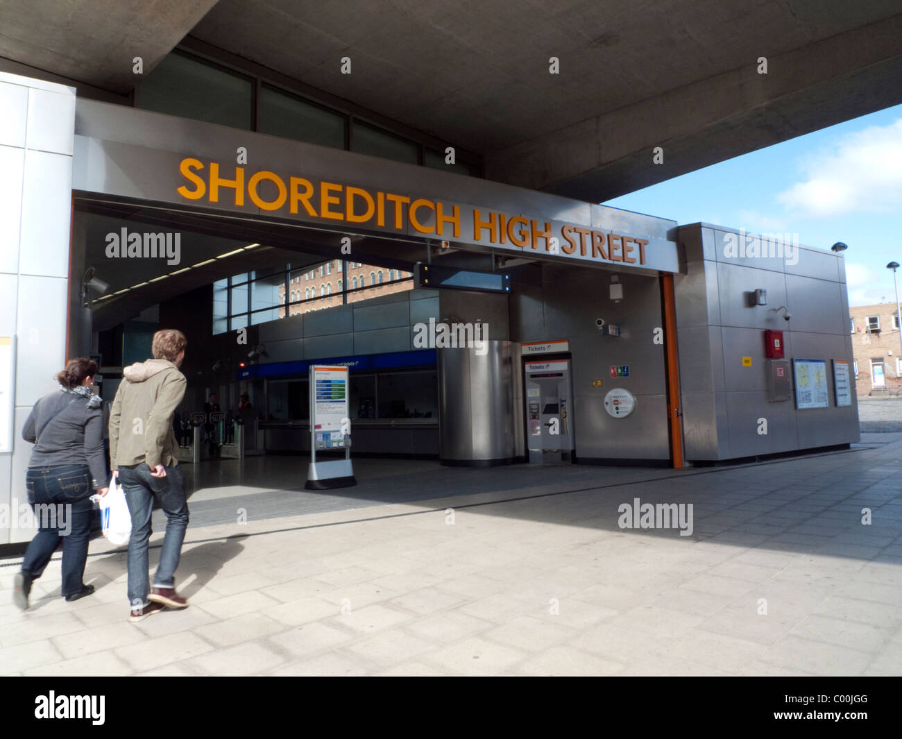 Ein junges Paar nähert sich der Eingang zur S-Bahn Station Shoreditch High Street East End London England Großbritannien Stockfoto