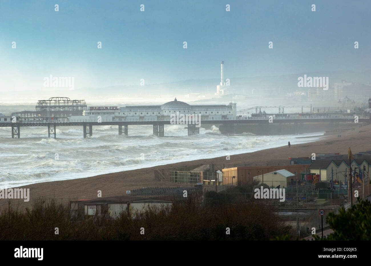 Palace Pier und Shoreham Kraftwerk Stockfoto