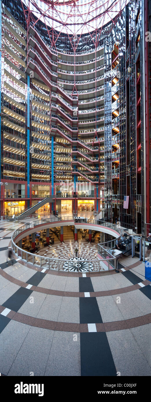 hohe Auflösung vertikales Panorama des Innenraums von James R Thompson Center, Chicago, Illinois, USA Stockfoto