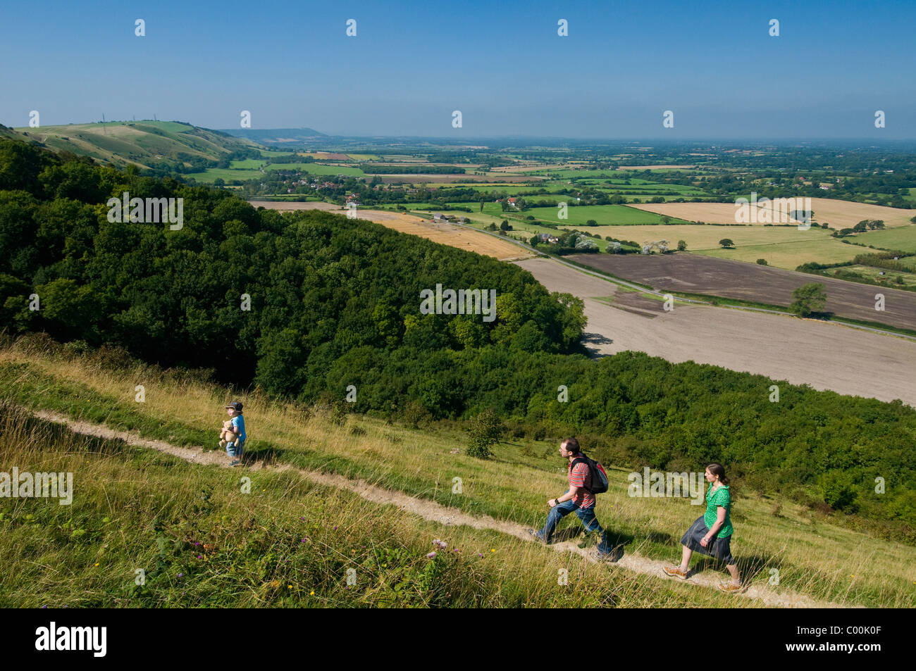 Paar mit jungen Weg am Deich des Teufels in der Nähe von Brighton Stockfoto