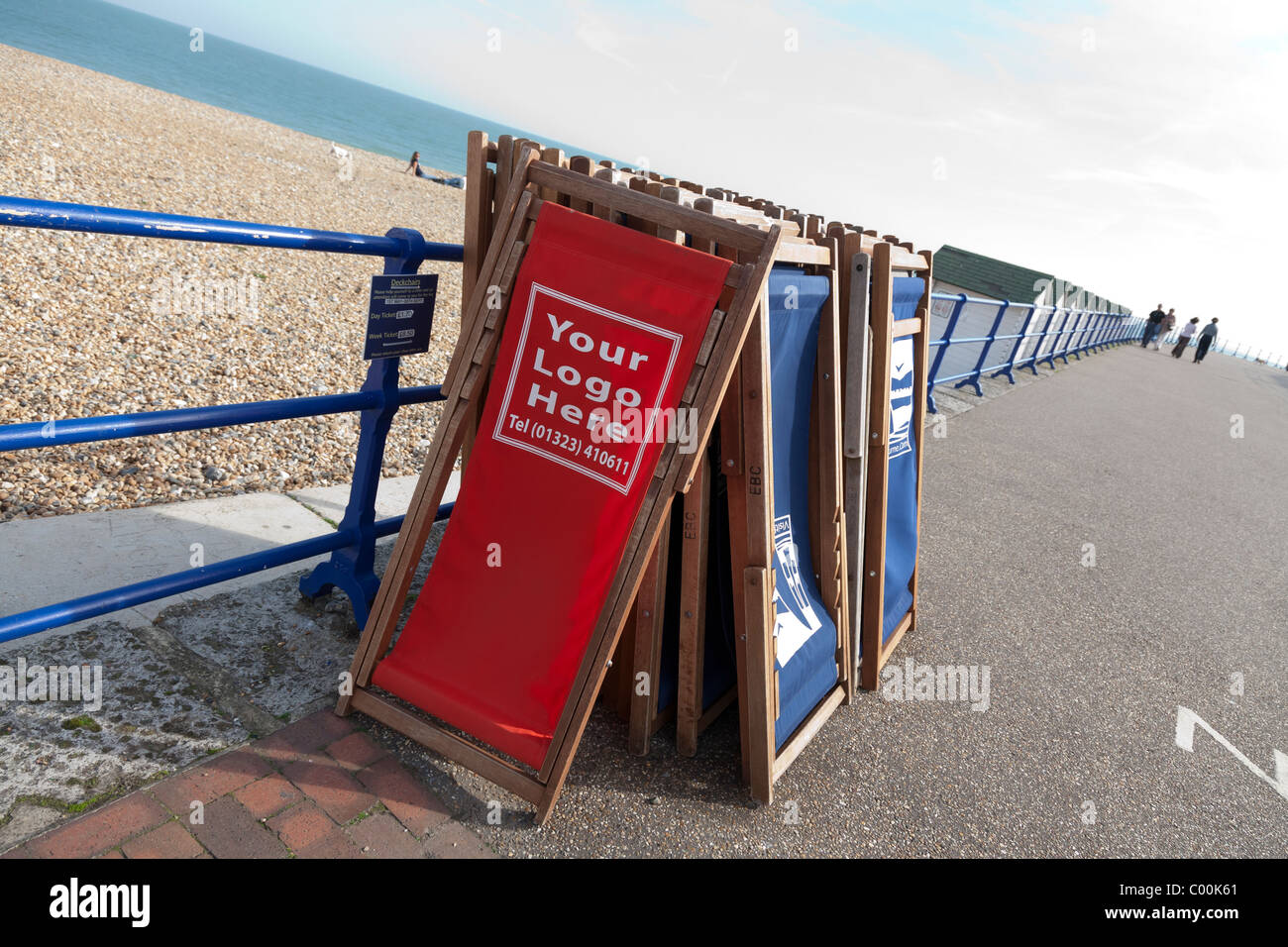 Liegestühle in Eastbourne mit Werbung, Werbung zu gewinnen Stockfoto