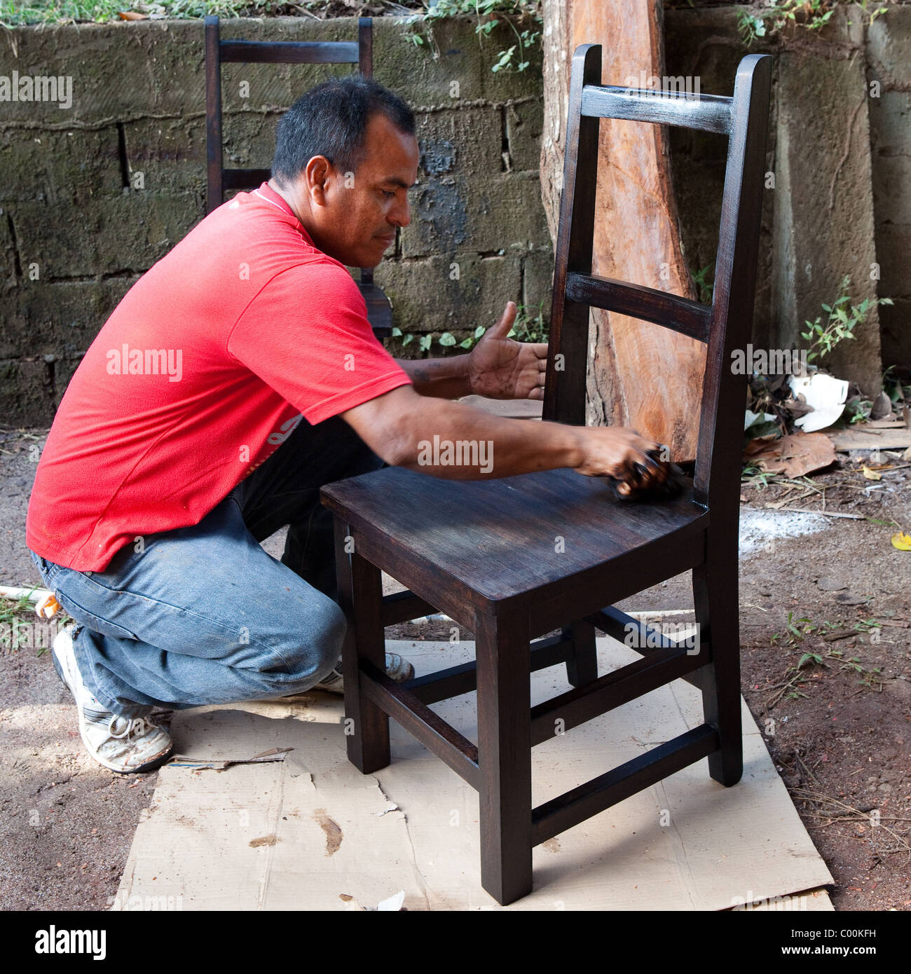 Möbelbauer erstellen handgefertigte Stuhl in Penonome, Cocle Provinz, Republik von Panama. Stockfoto