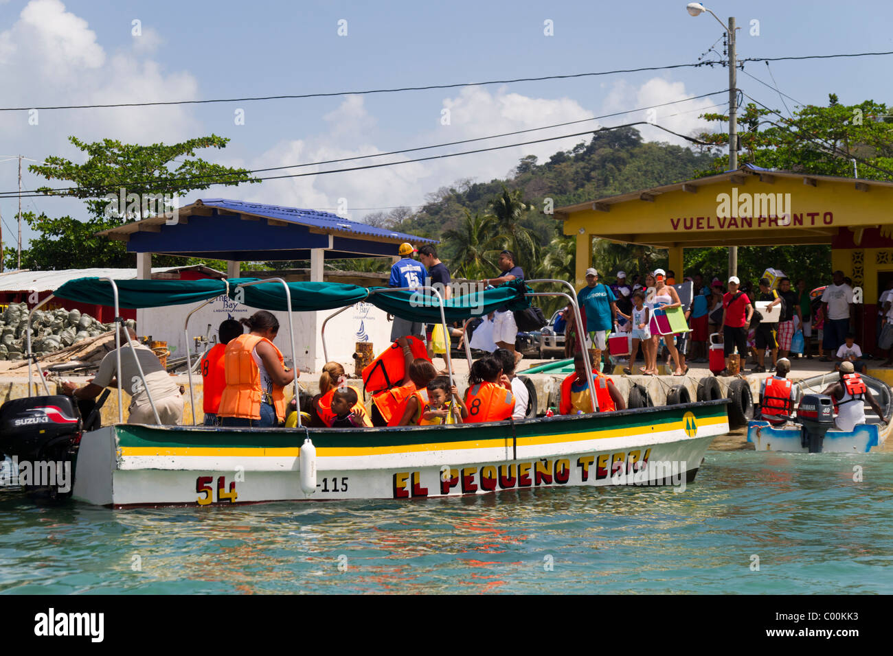 Touristen, die nach La Guaira Pier von Isla Grande. Colon, Republik Panama, Mittelamerika Stockfoto