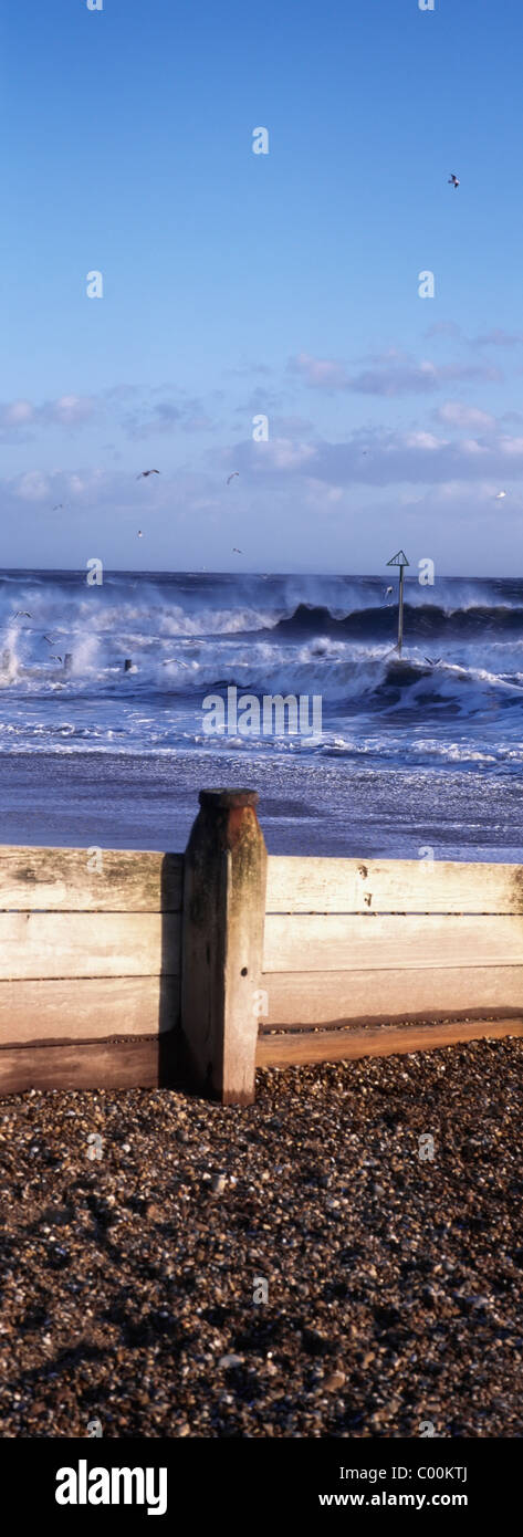 Stürmische See schlagen Buhnen am Strand Stockfoto