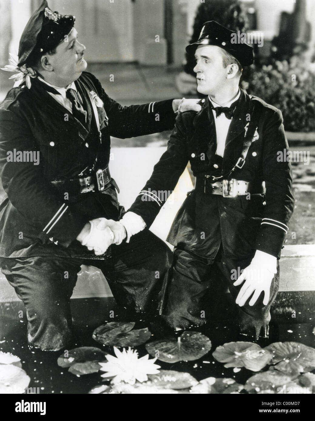 LAUREL und HARDY U.S. Film Comic-paar mit Stan Laurel und Oliver Hardy auf der linken Seite Stockfoto