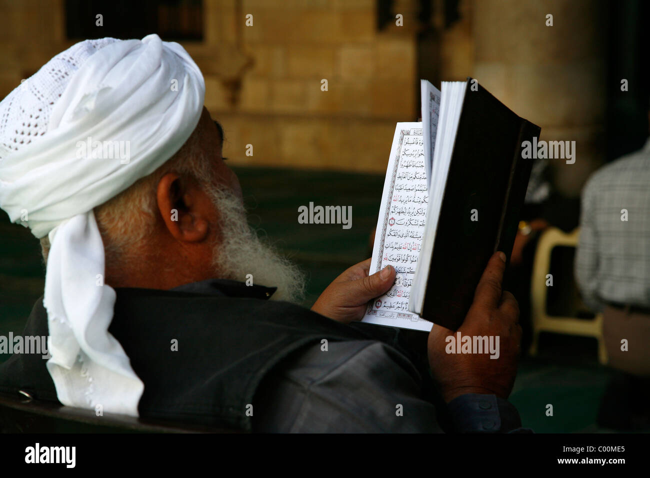 Mann, der betet an König Hussein Moschee in der Innenstadt von Amman, Jordanien. Stockfoto