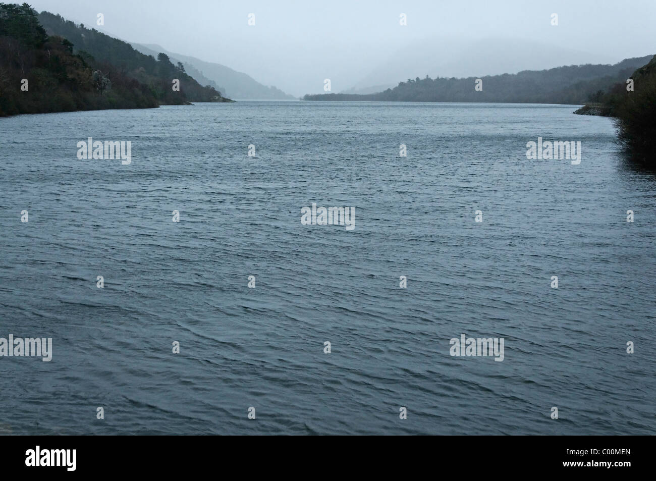 Llyn Padarn an einem grauen, nassen und windigen Tag, Snowdonia Stockfoto