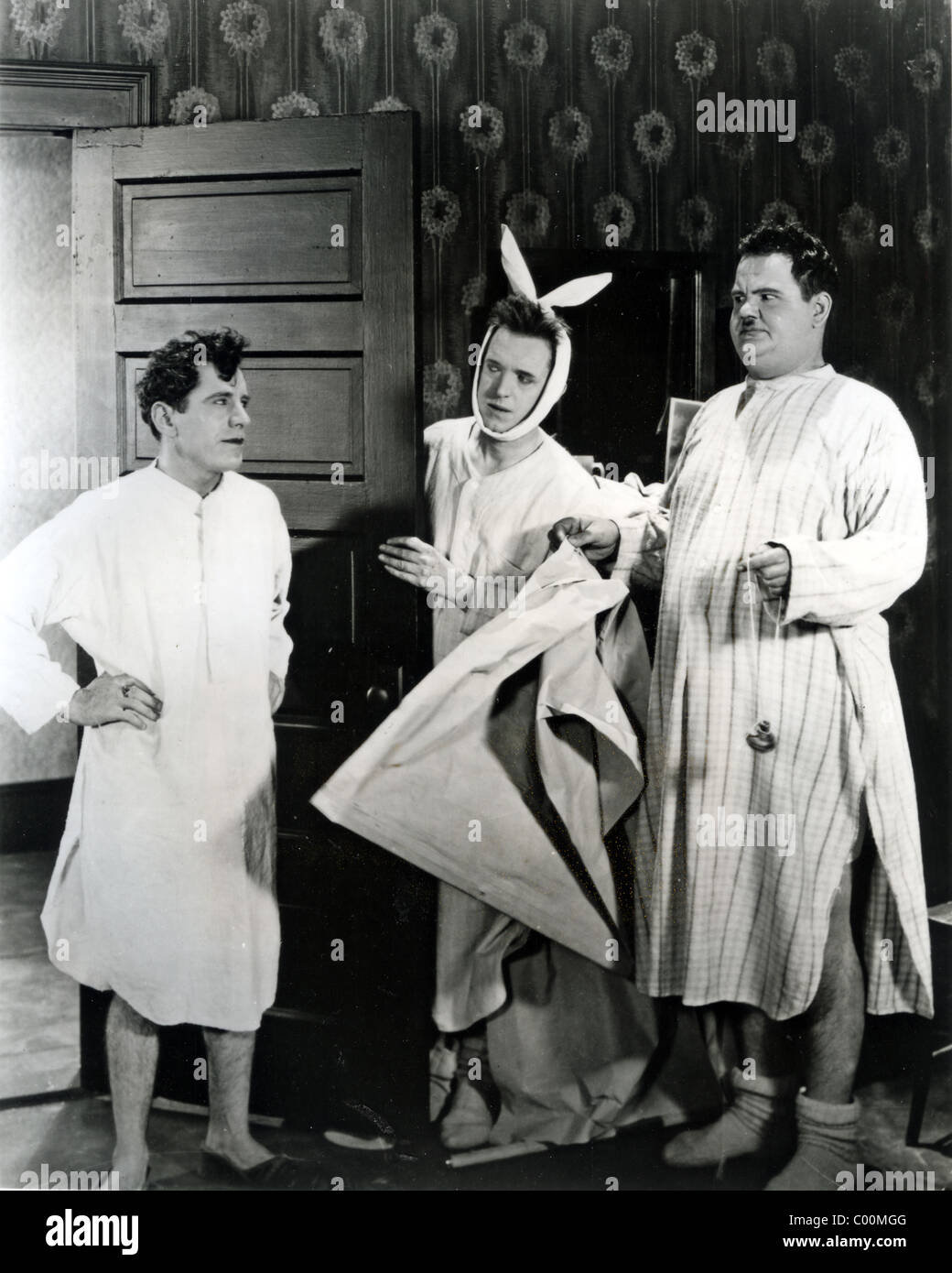 VERLASSEN sie lachen 1928 Hal Roach/MGM Film mit Oliver Hardy rechts neben Stan Laurel, Zahnschmerzen hat Stockfoto