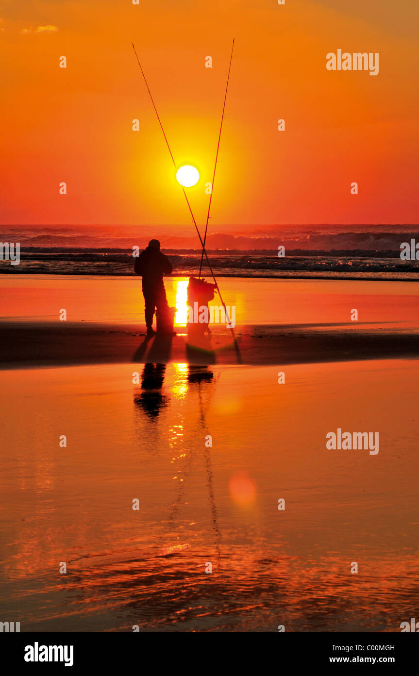 Portugal, Algarve: Angler und Sonnenuntergang an der Praia do Amado Stockfoto
