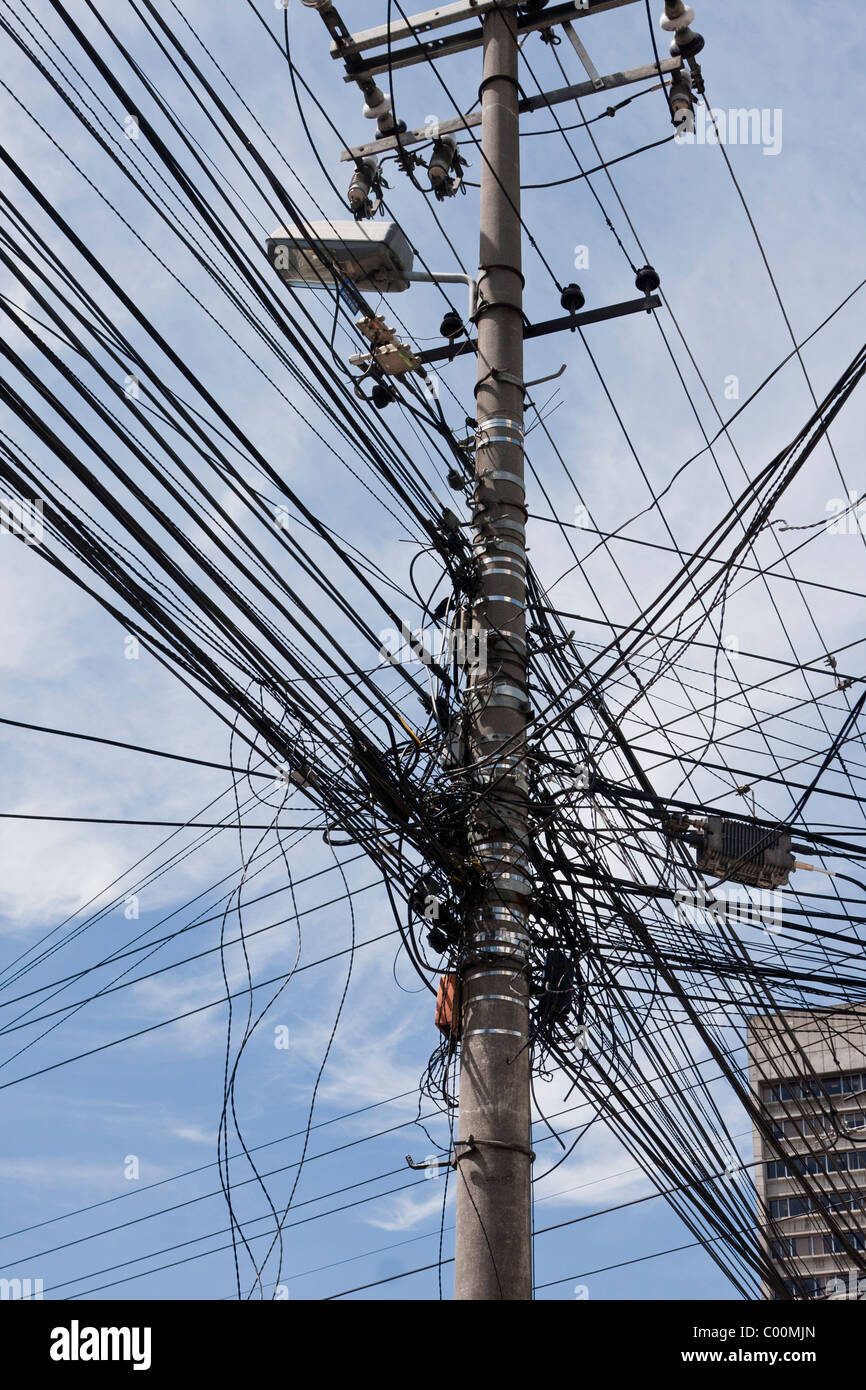 Gewirr von Strom und Telefon-Drähte, Quito, Ecuador Stockfoto