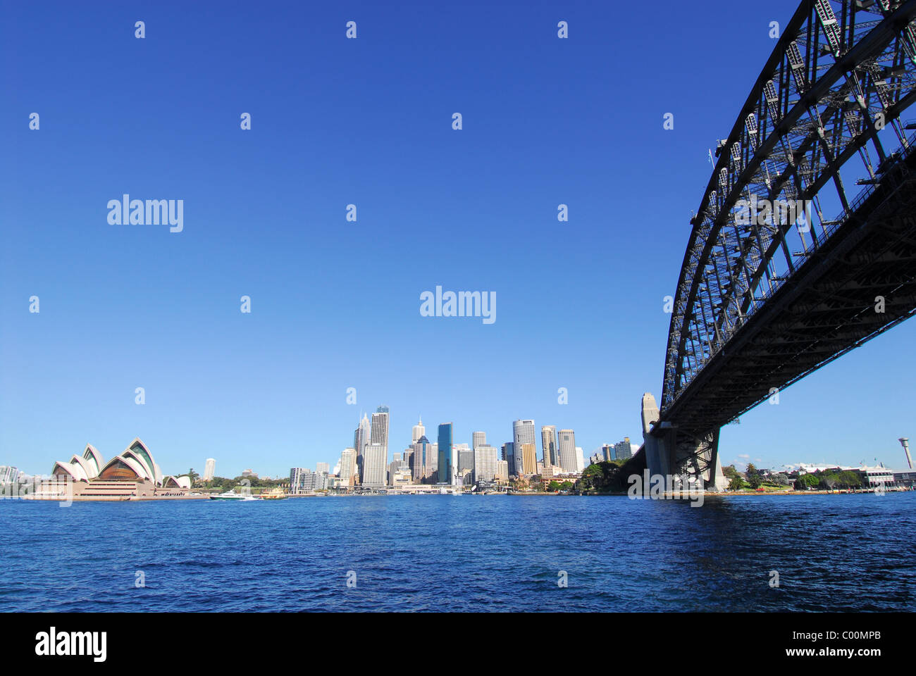 Sydney Harbour Bridge, von der North Shore, mit Stadt und Oper im Hintergrund gesehen. Stockfoto