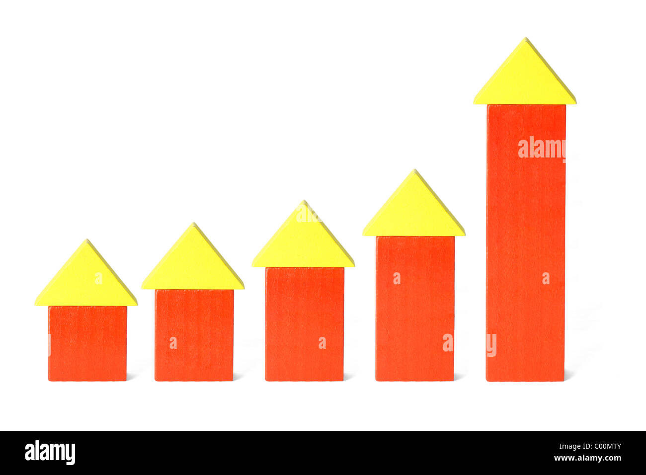 Steigende Tendenz der Bauwirtschaft vertreten durch hölzerne Blockhäuser auf weißem Hintergrund angeordnet Stockfoto