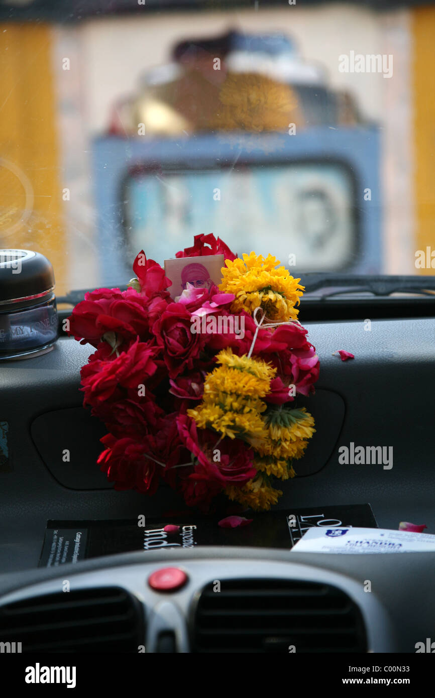 Angebot auf dem Armaturenbrett eines Taxis in Rajasthan, Indien Stockfoto
