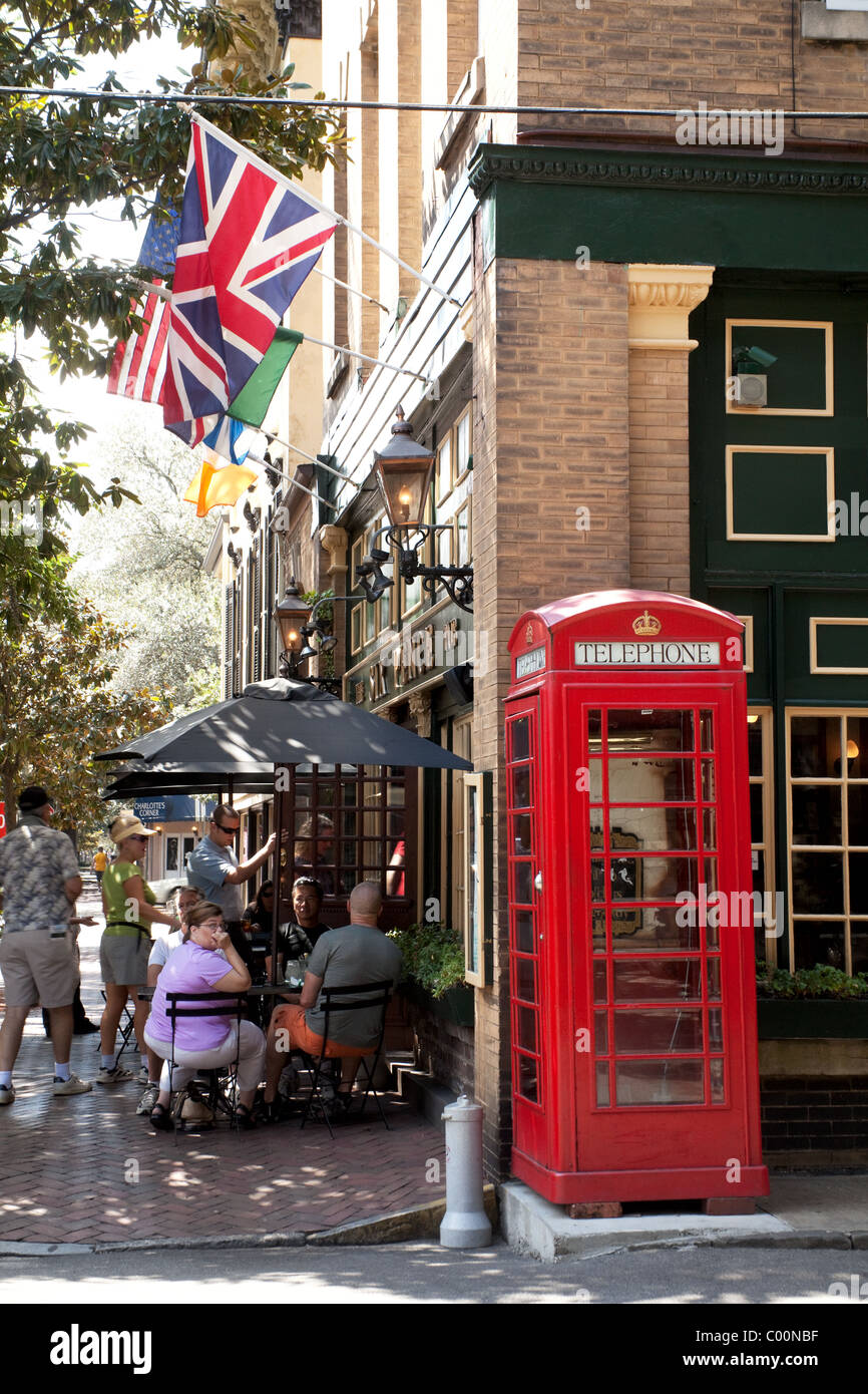 Essen in ein Pub im britischen Stil in Savannah Georgia USA Touristen Stockfoto