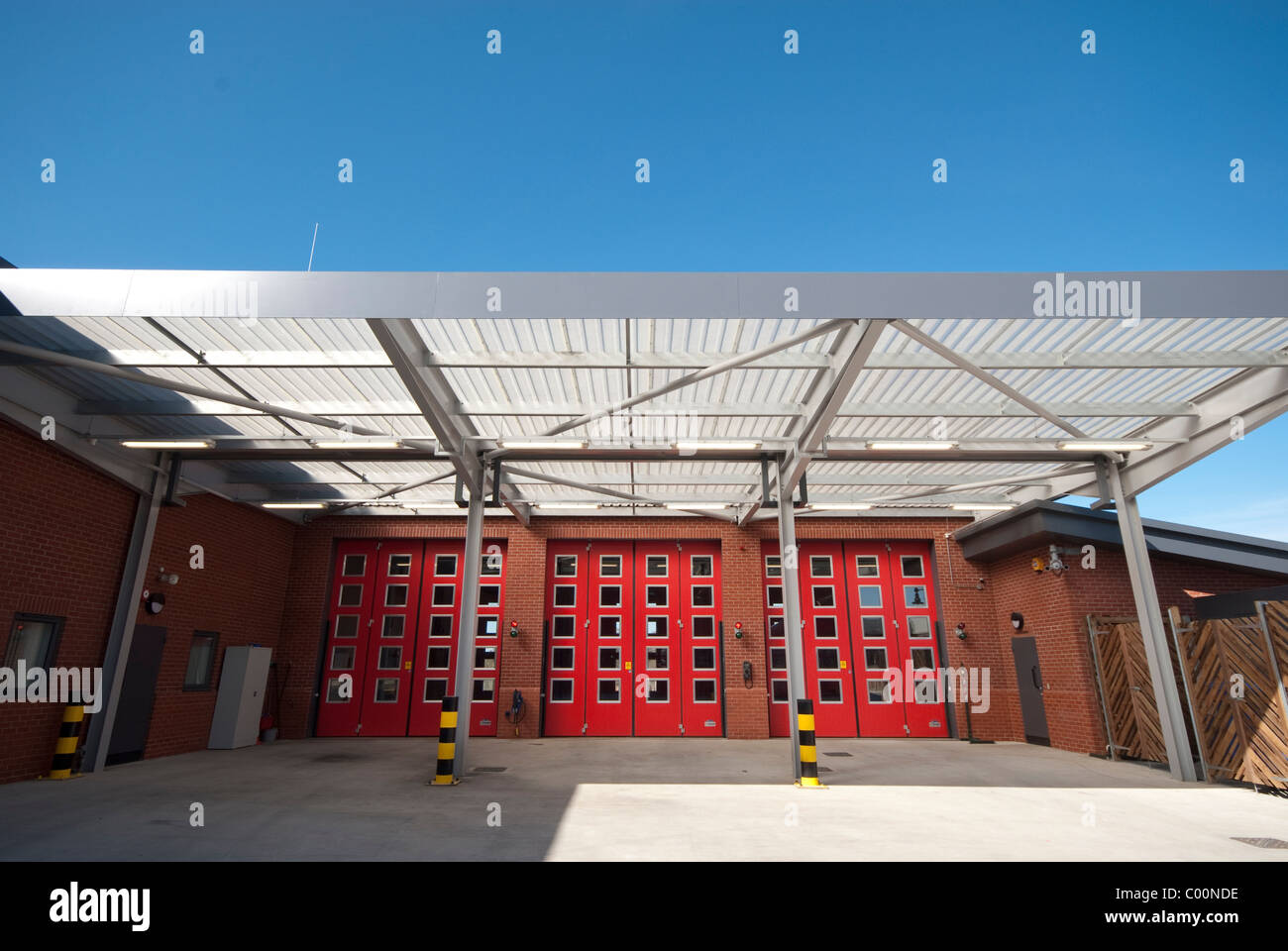 Sümpfe Ende Feuerwache, Dorset Feuer und Rettung Schiffbrüchiger, Poole Feuerwehrauto Ausgangstüren Stockfoto