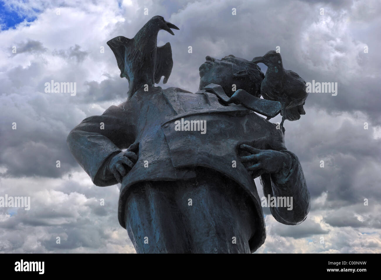 Statue des britischen Regisseurs Alfred Hitchcock mit Möwen auf Schultern an Dinard, Bretagne, Frankreich Stockfoto