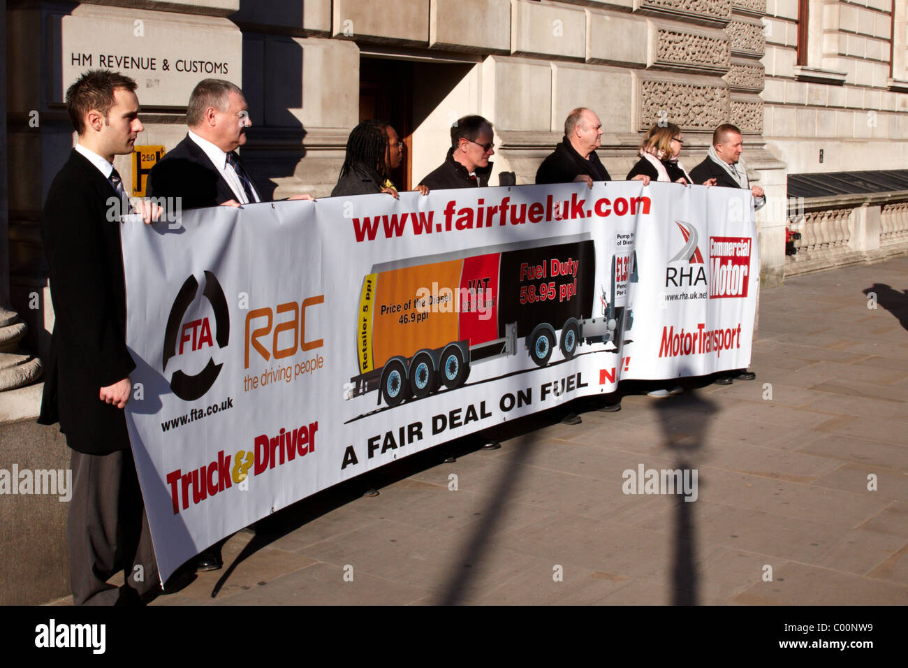 Fair Treibstoff Großbritannien, darunter Quentin Willson, ehemalige Top Gear-Moderatorin, Protest außerhalb der Treasury über eine Kraftstoff-Pflicht-Aufstieg geplant Stockfoto