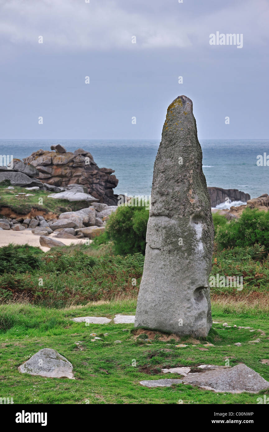 Kergoarat Menhir / Saint-Eden Hinkelstein / Cam Louis Menhir in der Nähe von Plouescat, Finistère, Bretagne, Frankreich Stockfoto