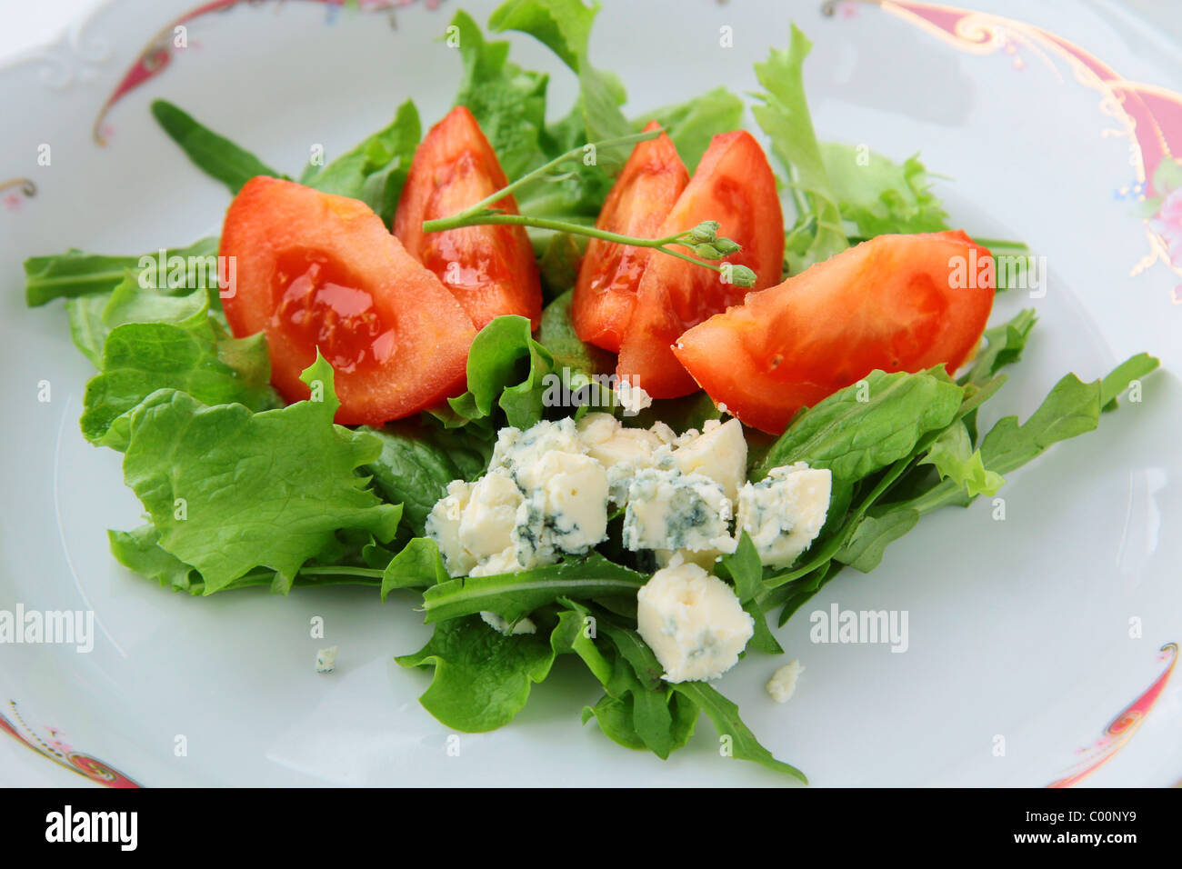 Salat mit Tomaten und Käse mit Salat Stockfoto
