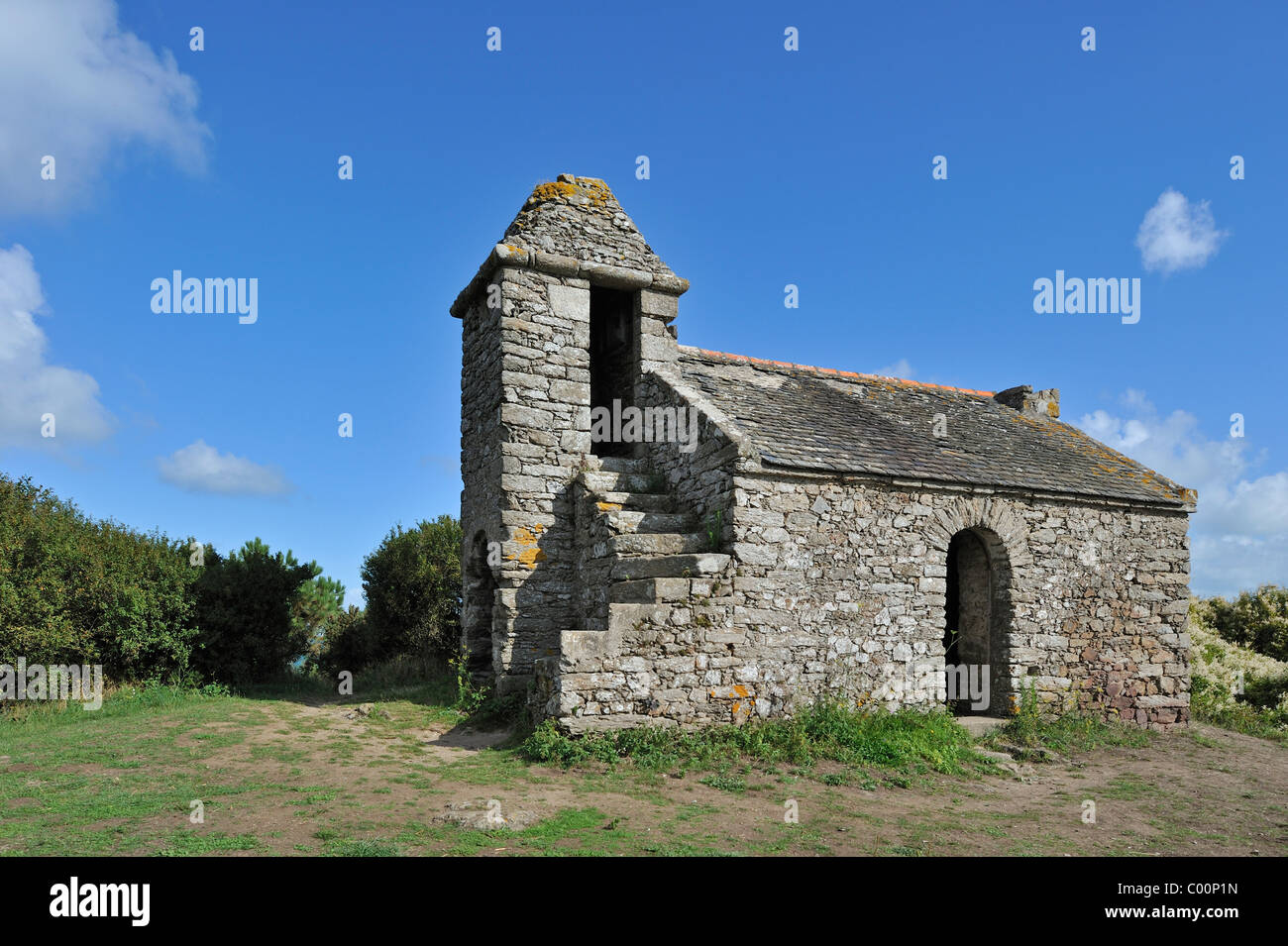 Alten Zollhauses entlang der Küste der Bretagne in der Nähe von Le Verger, Pointe des Daules, Cancale, Ille et Vilaine, Bretagne, Frankreich Stockfoto