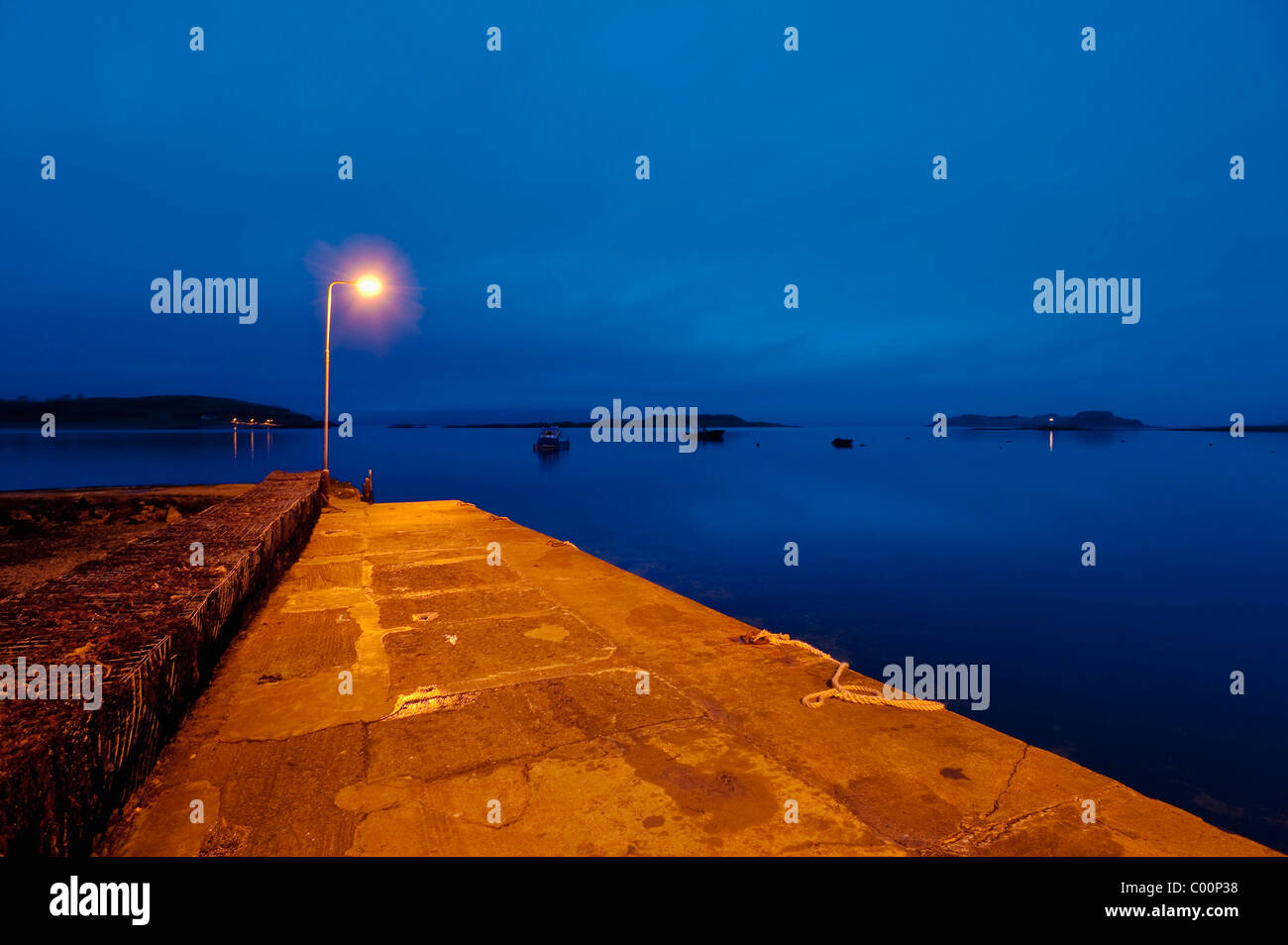 Einsame Laterne am Ufer in der Abenddämmerung Stockfoto
