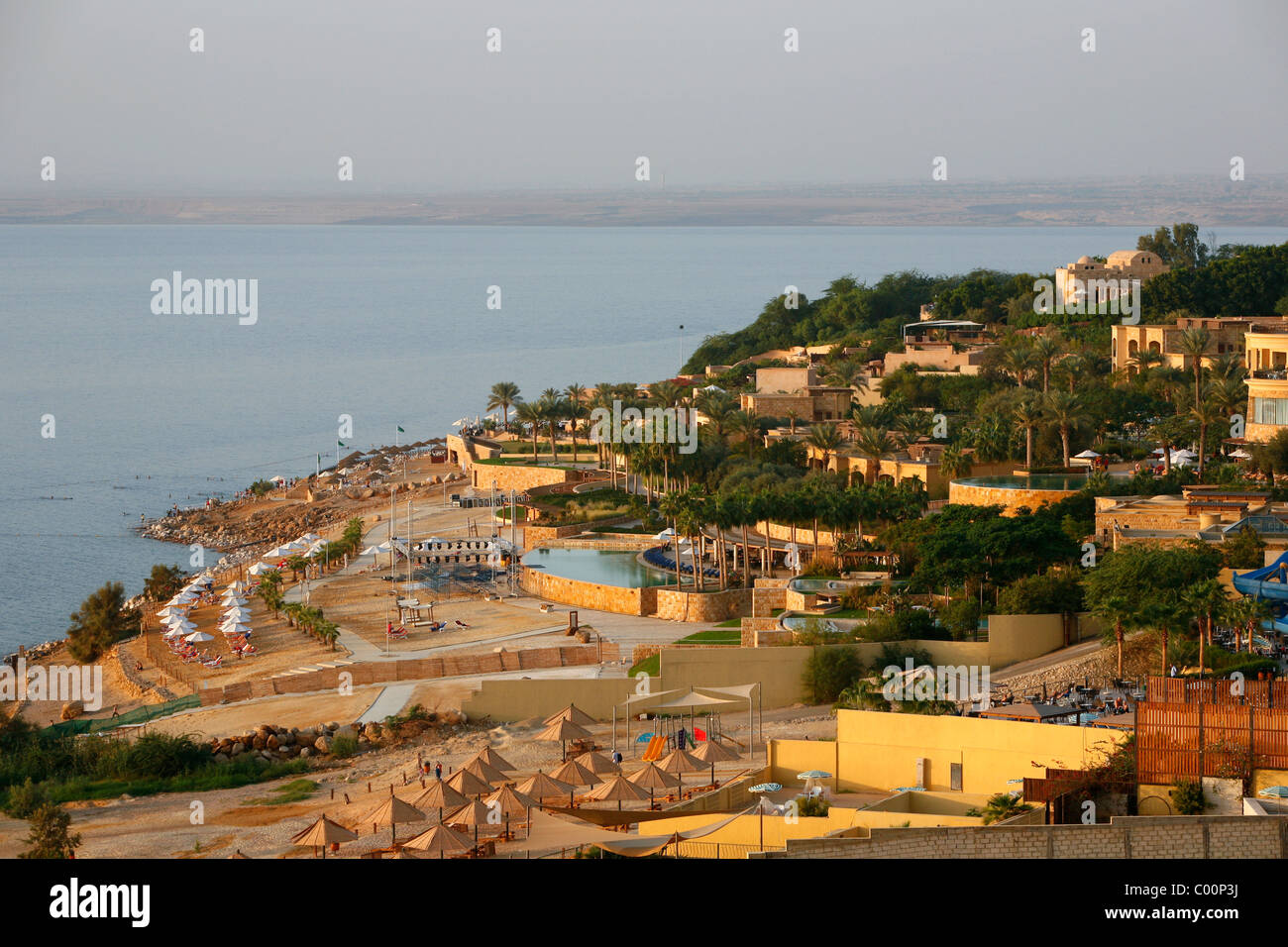 Blick über den luxuriösen Hotels am Toten Meer, Jordanien. Stockfoto