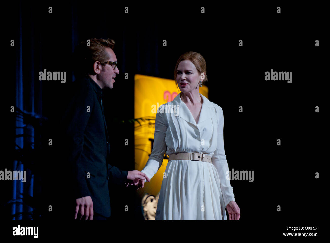Oscar-Kandidat und letzten Sieger, Nicole Kidman, spricht auf der Bühne mit Roger Durling ihre Vorhut Tribut in Arlington Theater. Stockfoto