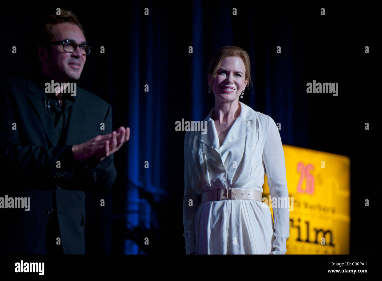 Oscar-Kandidat und letzten Sieger, Nicole Kidman, spricht auf der Bühne mit Roger Durling ihre Vorhut Tribut in Arlington Theater. Stockfoto
