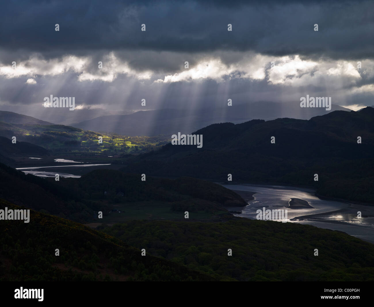 Sturm über der Mündung des Flusses Mawwdach Licht Stockfoto