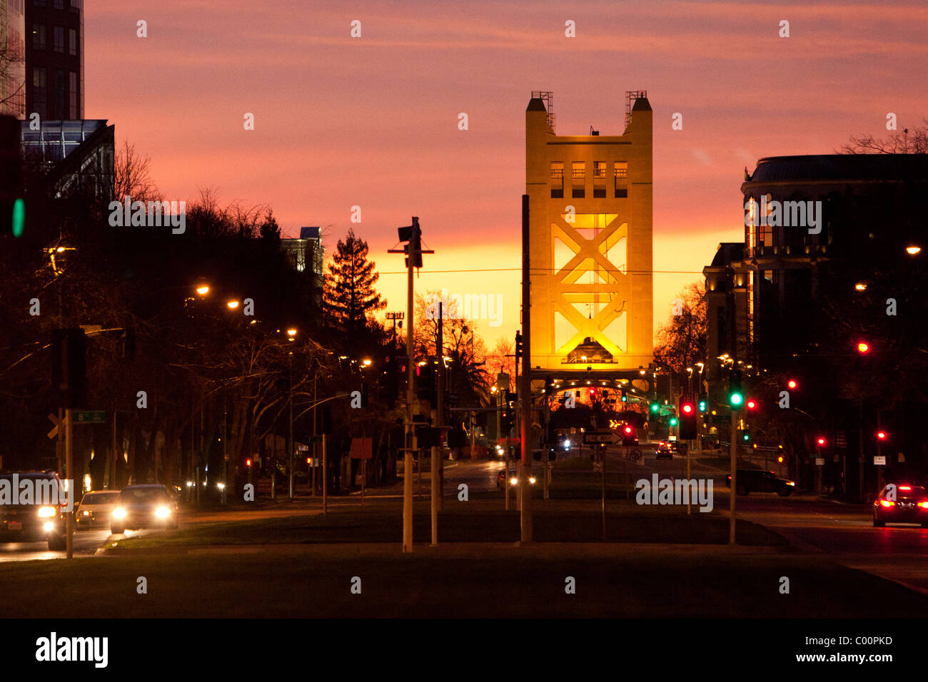 Sacramento Tower Bridge bei Sonnenuntergang Stockfoto