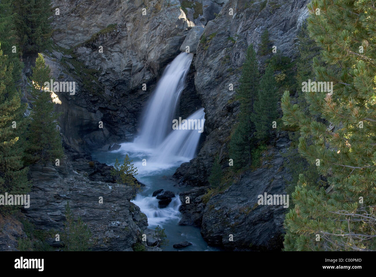 Wasserfall im oberen Tal Martello, gespeist von Schnee- und Gletscherschmelze, Italien (siehe auch C00PWE C00PT0 C00PPA) Stockfoto