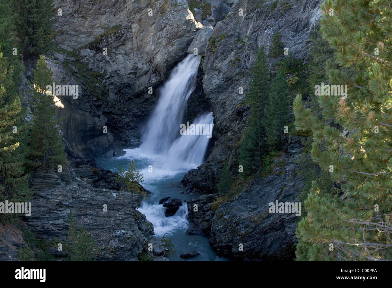 Wasserfall im oberen Tal Martello, gespeist von Schnee- und Gletscherschmelze, Italien (siehe auch C00PWE C00PT0 C00PMD) Stockfoto