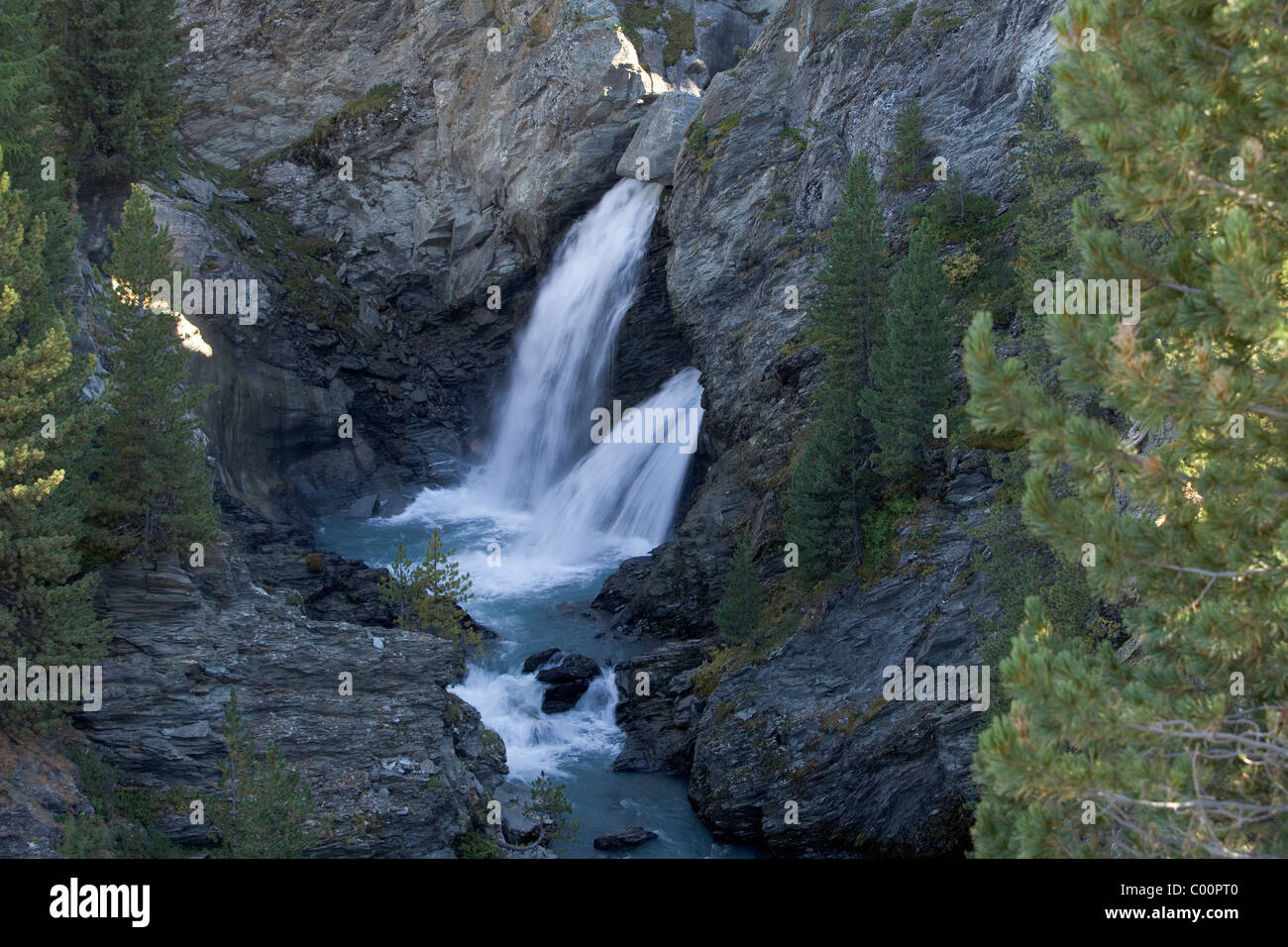 Wasserfall im oberen Tal Martello, gespeist von Schnee- und Gletscherschmelze, Italien (siehe auch C00PWE C00PPA C00PMD) Stockfoto