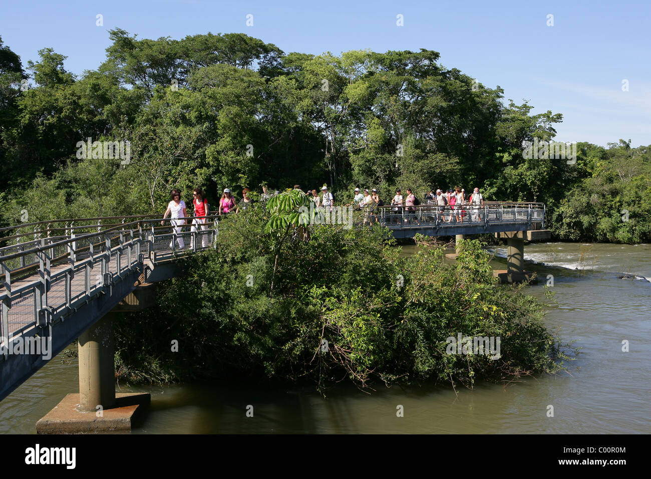 Touristen auf erhöhten Gehweg über [Rio Iguazu] in der Nähe von Garganta del Diabolo [Teufelskehle] auf [Iguassu Falls] Stockfoto