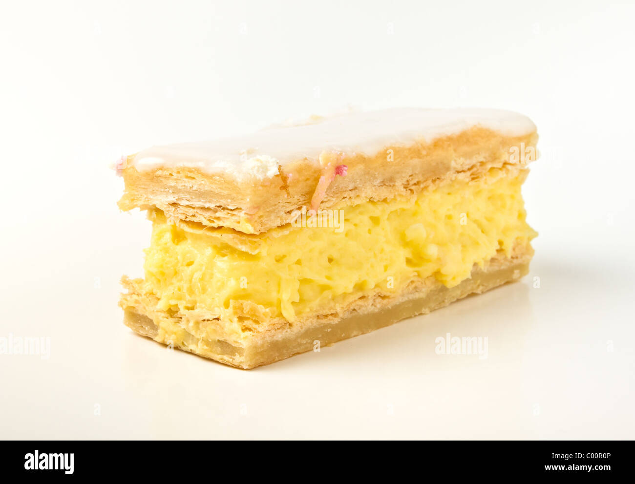 Pudding Sahne Stück Kuchen aus niedrigen Perspektive isoliert auf weiss. Stockfoto