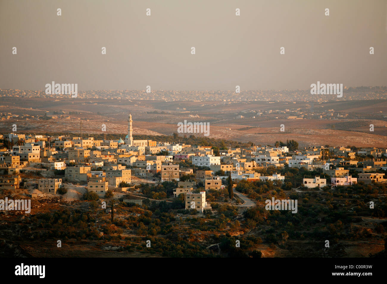 Eine typische und häufige Dorf Aussicht und Landschaft im Norden des Landes, aufgenommen zwischen Umm Qais und Ajloun. Jordanien. Stockfoto