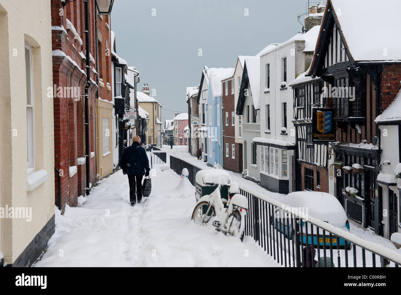 Fußgänger zu Fuß durch den dicken Schnee in allen Heiligen Straße alte Stadt Hastings East Sussex England UK Stockfoto