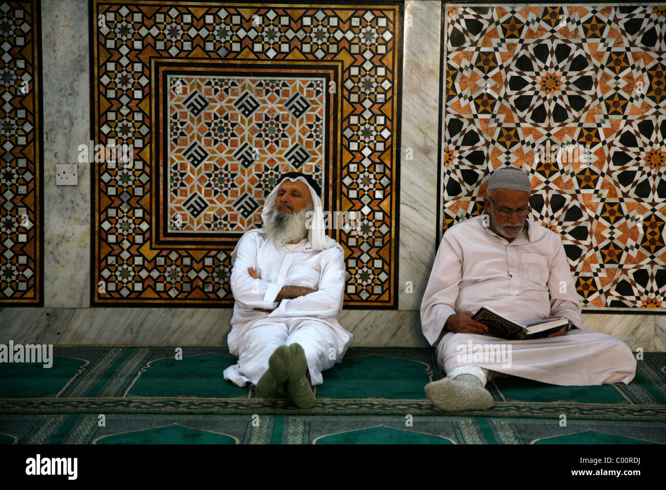 Menschen beten an König Hussein-Moschee im Zentrum von Amman, Jordanien. Stockfoto