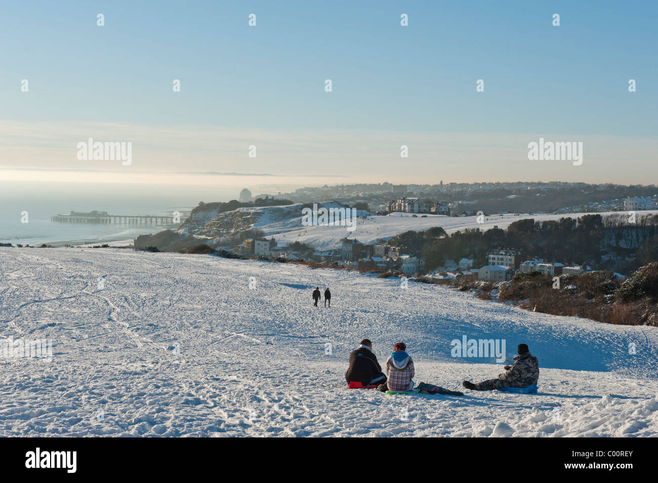 Klare blaue Winter Himmel Schnee über East Hill Hastings East Sussex UK Stockfoto