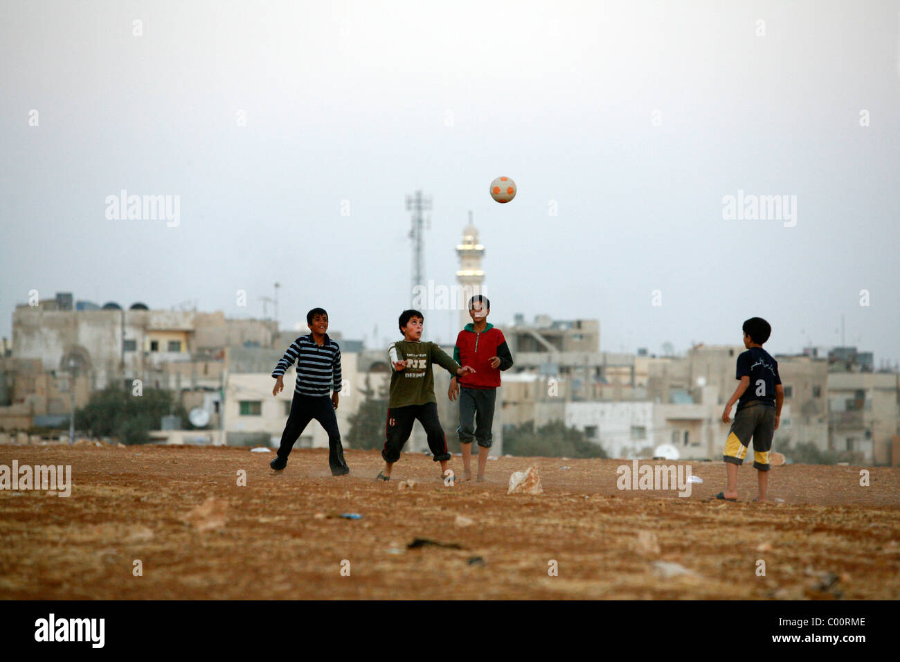 Kinder spielen Fußball in Madaba, Jordanien. Stockfoto