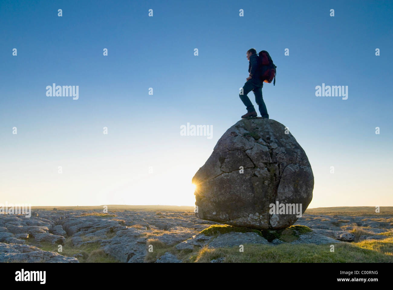 Wanderer auf Kopf-förmigen Boulder stehend Stockfoto