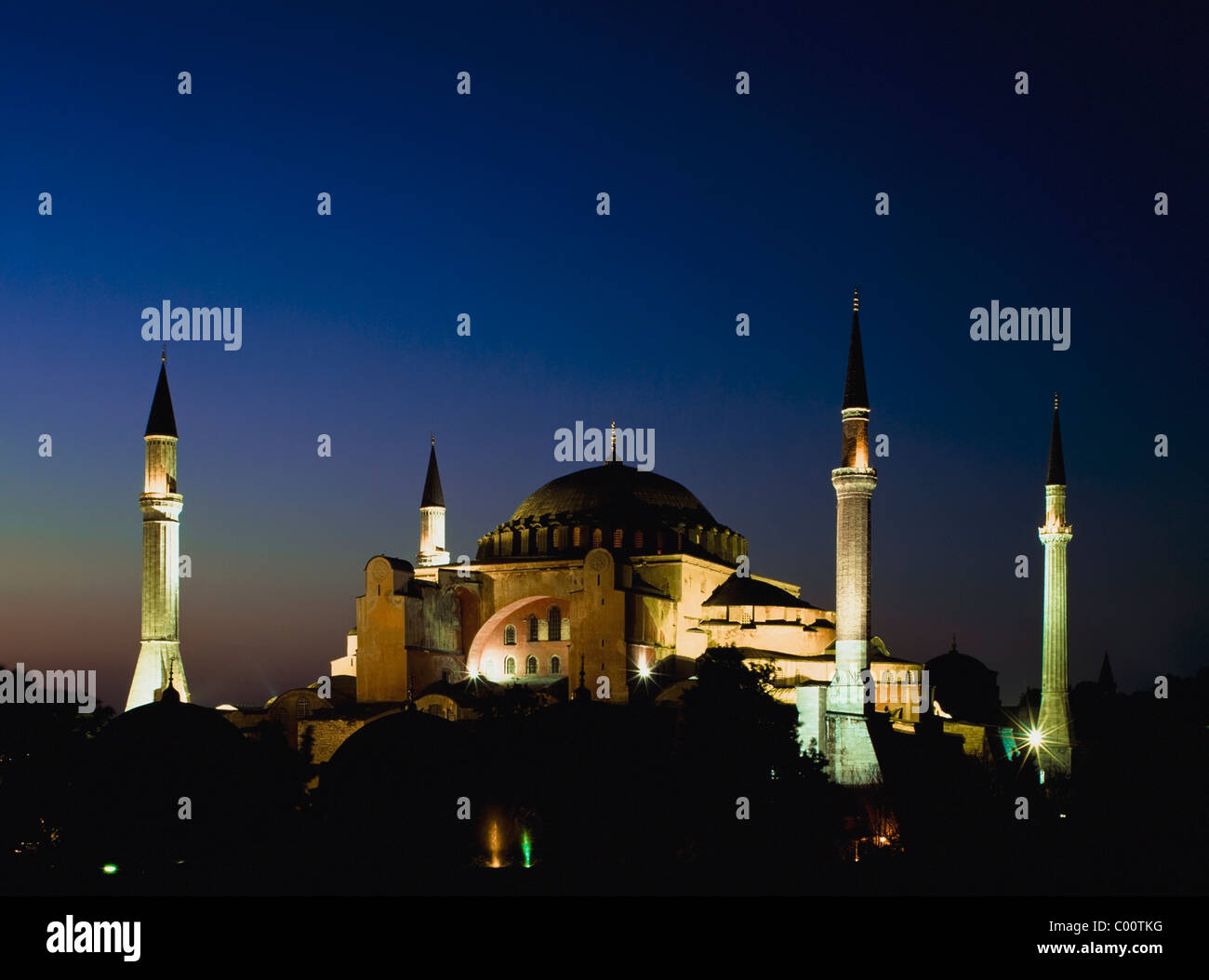 Beleuchtete Hagia Sophia Mosque in der Abenddämmerung Stockfoto
