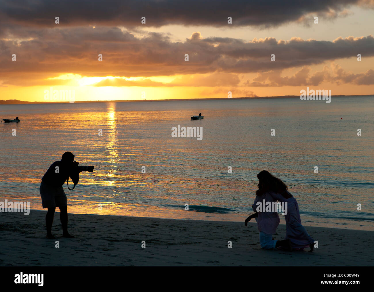 Fotograf und paar am Strand Stockfoto