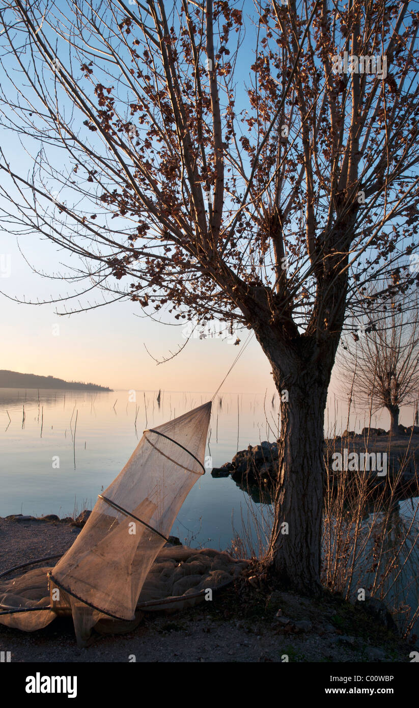 Fischernetze genannt Nasse trocknen in der Sonne - Passignano Dorf am See am Trasimeno See, Perugia Grafschaft, Umbrien, Italien Stockfoto