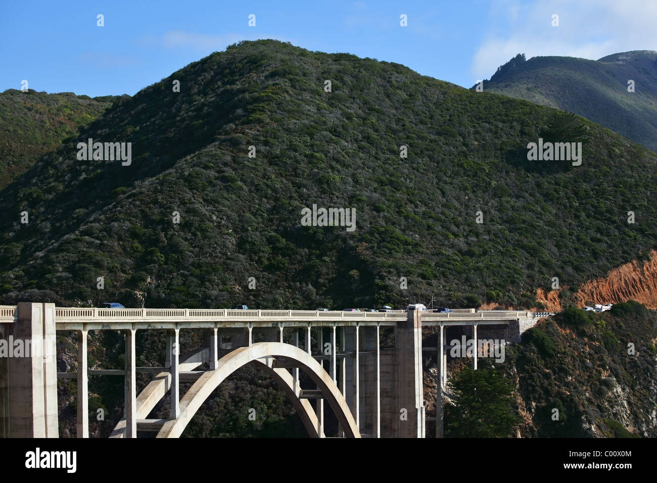 Der Triumph der Technik. Die prächtige Brücke auf die Küstenstrasse Pazifikküste Stockfoto