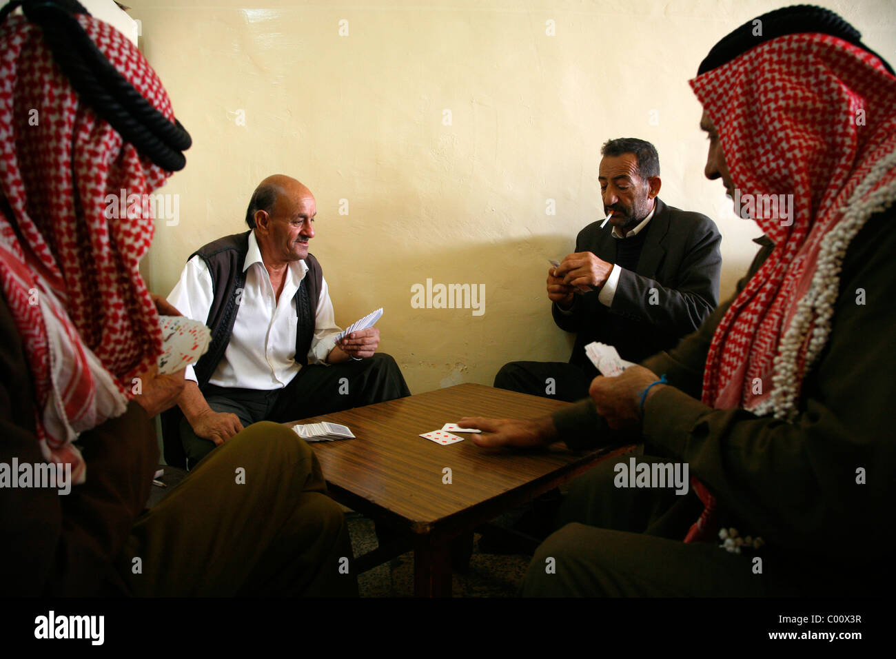Männer-Spielkarten in einem traditionellen Café Mayden ulica, Salz, Jordanien. Stockfoto
